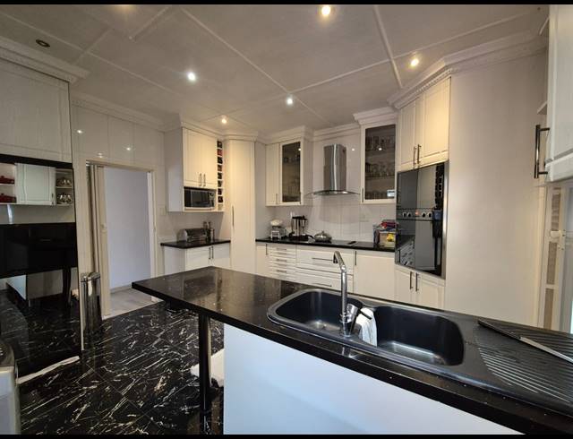5 BEDROOM HOUSE TO LET IN BRENTHURST